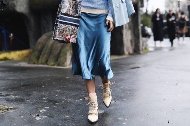 Paris, Fransa-Mart 01, 2019: sokak tarzı kıyafet-Paris moda haftası sırasında bir moda gösterisi sonra-Pfwfw19