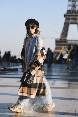 Paris, Fransa-Şubat 27, 2019: sokak tarzı kıyafet-Paris moda haftası sırasında bir moda gösterisi önce Angela Rozas Saiz-Pfwfw19