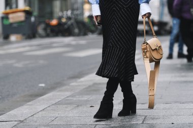 Paris, Fransa - 01 Mart 2019: Sokak stil kıyafeti - Chloe çanta bir defile sırasında Paris moda haftası - Pfwfw19 sonra