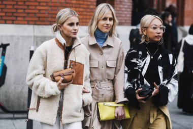 Paris, Fransa-Mart 01, 2019: sokak tarzı kıyafet-Caroline Daur, Linda tol, Vanessa Hong Paris moda haftası sırasında bir moda gösterisi sonra-Pfwfw19