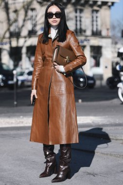 Paris, Fransa-27 Şubat 2019: Paris moda haftası sırasında bir moda gösterisi önce sokak tarzı kıyafet-Pfwfw19