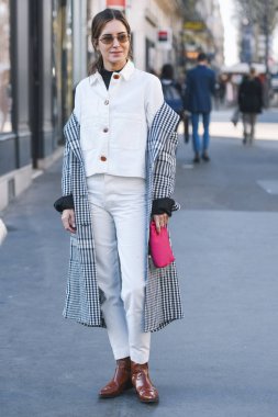 Paris, Fransa-27 Şubat 2019: sokak tarzı kıyafet-Paris moda haftası sırasında bir moda gösterisi önce Gala Gonzalez-Pfwfw19