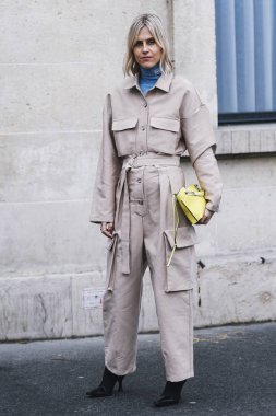 Paris, Fransa - 01 Mart 2019: Sokak stil kıyafeti - Linda Tol bir defile sırasında Paris moda haftası - Pfwfw19 önce