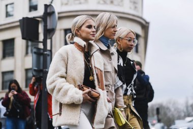Paris, Fransa-Mart 01, 2019: sokak tarzı kıyafet-Caroline Daur, Linda tol, Vanessa Hong Paris moda haftası sırasında bir moda gösterisi sonra-Pfwfw19