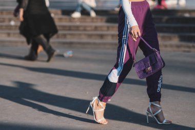 Paris, Fransa - 28 Şubat 2019: Sokak stil kıyafeti - daha önce bir defile sırasında Paris moda haftası - Pfwfw19