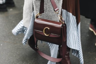 Paris, Fransa - 01 Mart 2019: Sokak stil kıyafeti - Chloe çanta bir defile sırasında Paris moda haftası - Pfwfw19 sonra