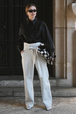 Paris, Fransa - 27 Şubat 2019: Sokak stil kıyafeti - siyah deri gömlek, beyaz alevlendi pantolon, siyah ve beyaz bir kontrol çanta giyen kadın güneş gözlüğü bir moda önce Paris moda haftası - Pfwfw19 göster