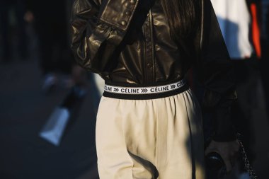Paris, Fransa-27 Şubat 2019: sokak tarzı kıyafet-yoyo Cao Paris moda haftası sırasında bir moda gösterisi önce-Pfwfw19