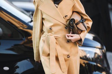 Paris, Fransa-Şubat 27, 2019: sokak tarzı kıyafet-Paris moda haftası sırasında bir moda gösterisi sonra moda kişi-Pfwfw19