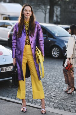 Paris, Fransa-Şubat 27, 2019: sokak tarzı kıyafet-Paris moda haftası sırasında bir moda gösterisi sonra moda kişi-Pfwfw19