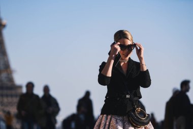 Paris, Fransa-Şubat 27, 2019: sokak tarzı kıyafet-Paris moda haftası sırasında bir moda gösterisi sonra moda kişi-Pfwfw19