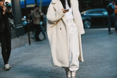 Paris, Fransa-Şubat 27, 2019: sokak tarzı kıyafet-Paris moda haftası sırasında bir moda gösterisi sonra moda kişi-Pfwfw19