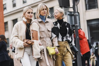 Paris, Fransa-Mart 01, 2019: sokak tarzı kıyafet-Caroline Daur, Linda tol, Vanessa Hong Paris moda haftası sırasında bir moda gösterisi sonra-Pfwfw19