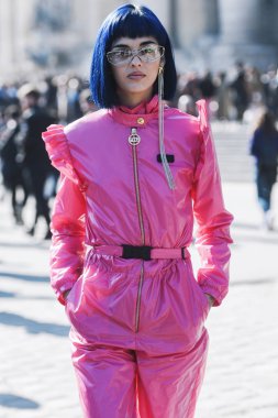 Paris, Fransa-27 Şubat 2019: sokak tarzı kıyafet-Sita Abellan önce bir moda gösterisi Paris moda haftası-Pfwfw19
