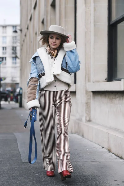 Paris Frankrijk Maart 2019 Street Stijl Outfit Een Modeshow Tijdens — Stockfoto