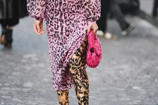 Paris Frankrijk Februari 2019 Street Stijl Outfit Modieuze Persoon Een — Stockfoto