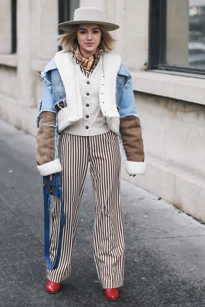 Paris Frankrijk Maart 2019 Street Stijl Outfit Een Modeshow Tijdens — Stockfoto