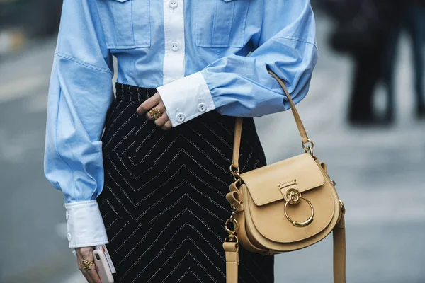 Paris, Fransa - 01 Mart 2019: Sokak stil kıyafeti - Chloe çanta bir defile sırasında Paris moda haftası - Pfwfw19 sonra