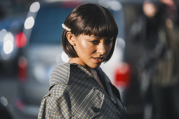 Paris, Fransa-Şubat 27, 2019: sokak tarzı kıyafet-Paris moda haftası sırasında bir moda gösterisi sonra moda kişi-Pfwfw19