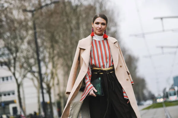 法国巴黎 2019年3月1日 街头风格服装 巴黎时装周期间时装秀前的兰迪亚娜 切尔丘 — 图库照片
