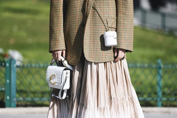 Paris Frankrijk Februari 2019 Street Stijl Outfit Modieuze Persoon Een — Stockfoto