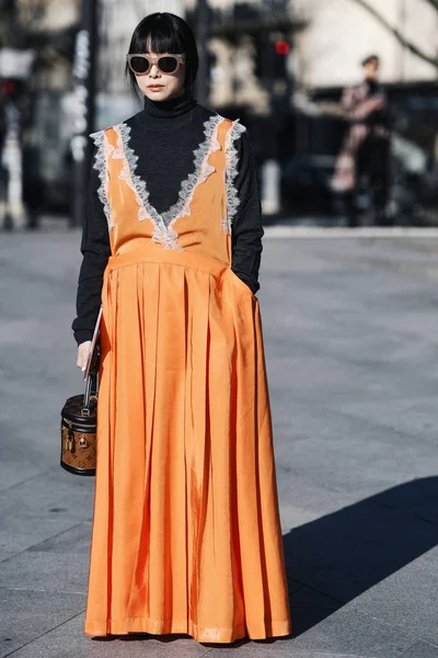 フランス 月27日 2019 ストリートスタイルの服 灰色のトップを着ている女性 レースのトリムされたローカットは オレンジのエプロンドレスを流し パリファッションウィーク中のファッションショーの前にルイヴィトンのモノグラムの丸いバケツのハンドバッグ Pfwfw19 — ストック写真