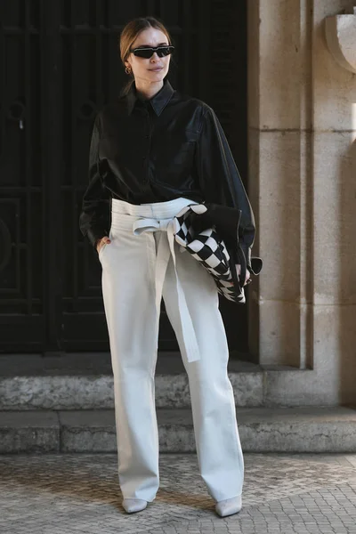 París Francia Febrero 2019 Traje Calle Mujer Con Camisa Cuero — Foto de Stock