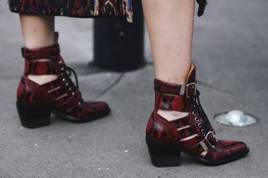 Paris, Fransa - 28 Şubat 2019: Sokak stil kıyafeti - ayakkabı ayrıntılı bir moda önce Paris moda haftası - Pfwfw19 göster