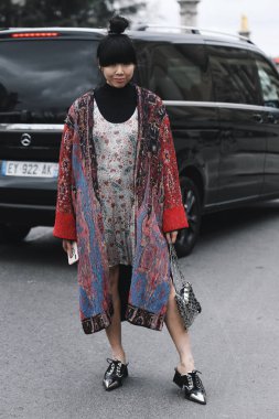 Paris, Fransa - 28 Şubat 2019: Sokak stil kıyafeti bir defile sırasında Paris moda haftası - Pfwfw19 önce