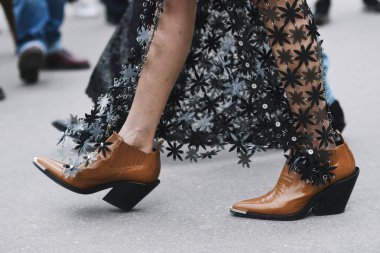 Paris, Fransa - 28 Şubat 2019: Sokak stil kıyafeti - ayakkabı ayrıntılı bir moda önce Paris moda haftası - Pfwfw19 göster