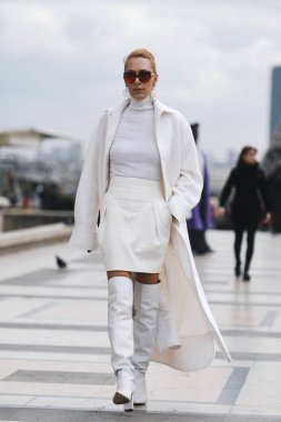 Paris, Fransa - 28 Şubat 2019: Sokak stil kıyafeti - Elina Halimi bir defile sırasında Paris moda haftası - Pfwfw19 önce