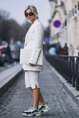 Paris, Fransa - 28 Şubat 2019: Sokak stil kıyafeti - Xenia Adonts bir defile sırasında Paris moda haftası - Pfwfw19 önce