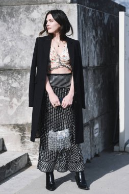 Paris, Fransa - 28 Şubat 2019: Sokak stil kıyafeti - Madelyn Furlong bir defile sırasında Paris moda haftası - Pfwfw19 önce