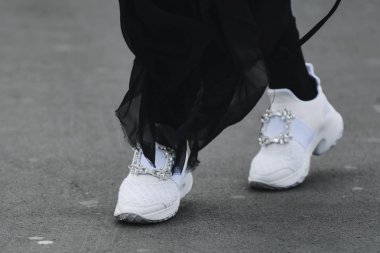 Paris, Fransa - 28 Şubat 2019: Sokak stil kıyafeti - ayakkabı ayrıntılı bir moda önce Paris moda haftası - Pfwfw19 göster