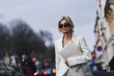 Paris, Fransa - 28 Şubat 2019: Sokak stil kıyafeti - Xenia Adonts bir defile sırasında Paris moda haftası - Pfwfw19 önce