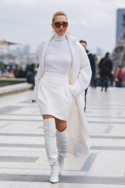 Paris, Fransa - 28 Şubat 2019: Sokak stil kıyafeti - Elina Halimi bir defile sırasında Paris moda haftası - Pfwfw19 önce