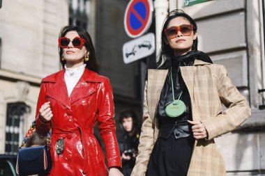 Paris, Fransa - 28 Şubat 2019: Sokak stil kıyafeti - daha önce bir defile sırasında Paris moda haftası - Pfwfw19