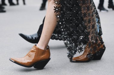 Paris, Fransa - 28 Şubat 2019: Sokak stil kıyafeti - ayakkabı ayrıntılı bir moda önce Paris moda haftası - Pfwfw19 göster
