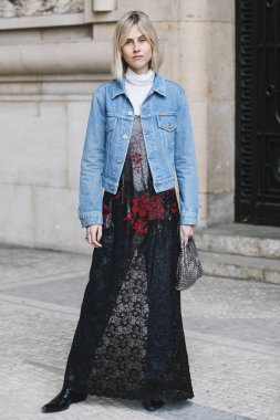 Paris, Fransa - 28 Şubat 2019: Sokak stil kıyafeti - Linda Tol bir defile sırasında Paris moda haftası - Pfwfw19 önce