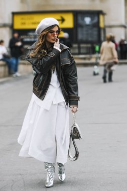 Paris, Fransa - 28 Şubat 2019: Sokak stil kıyafeti - Angela Rozas Saiz bir defile sırasında Paris moda haftası - Pfwfw19 önce