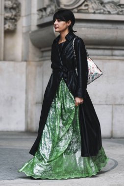 Paris, Fransa - 28 Şubat 2019: Sokak stil kıyafeti bir defile sırasında Paris moda haftası - Pfwfw19 önce