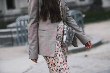 Paris, Fransa - 28 Şubat 2019: Sokak stil kıyafeti - Erika Boldrin bir defile sırasında Paris moda haftası - Pfwfw19 önce