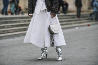 Paris, Fransa - 28 Şubat 2019: Street tarzı kıyafet ayrıntılı bir defile sırasında Paris moda haftası - Pfwfw19 sonra