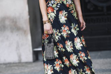 Paris, Fransa - 28 Şubat 2019: Street tarzı kıyafet ayrıntılı bir defile sırasında Paris moda haftası - Pfwfw19 sonra