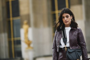 Paris, Fransa - 28 Şubat 2019: Sokak stil kıyafeti - Aida Domenech bir defile sırasında Paris moda haftası - Pfwfw19 önce