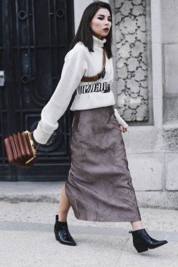 Paris, Fransa - 28 Şubat 2019: Sokak stil kıyafeti - Karina Nigay bir defile sırasında Paris moda haftası - Pfwfw19 önce