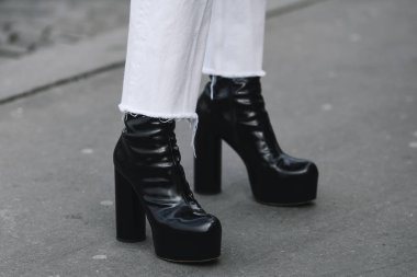 Paris, Fransa - 28 Şubat 2019: Sokak stil kıyafeti - ayakkabı ayrıntılı bir moda önce Paris moda haftası - Pfwfw19 göster