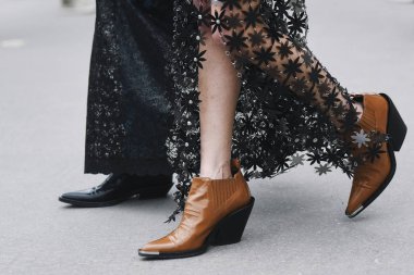 Paris, Fransa - 28 Şubat 2019: Sokak stil kıyafeti - ayakkabı ayrıntılı bir moda önce Paris moda haftası - Pfwfw19 göster