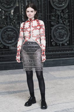 Paris, Fransa - 28 Şubat 2019: Sokak stil kıyafeti - Reese Blutstein bir defile sırasında Paris moda haftası - Pfwfw19 önce