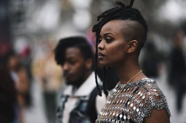 Paris, Fransa - 28 Şubat 2019: Sokak stil kıyafeti - Kelela bir defile sırasında Paris moda haftası - Pfwfw19 önce
